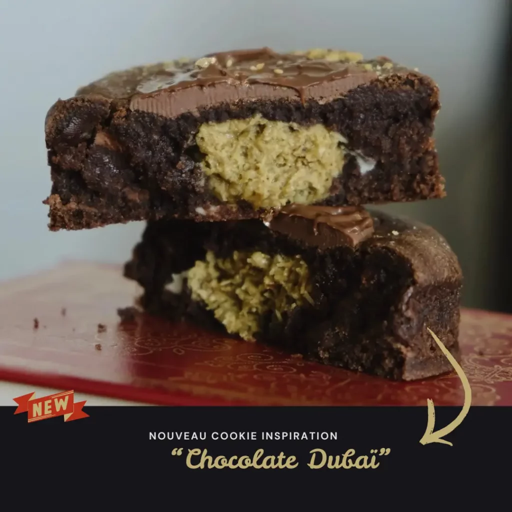 Cookie artisanal Sweet Notes “Chocolate Dubaï”, au cœur croustillant et enrobage chocolat, présenté en coupe pour révéler sa garniture.